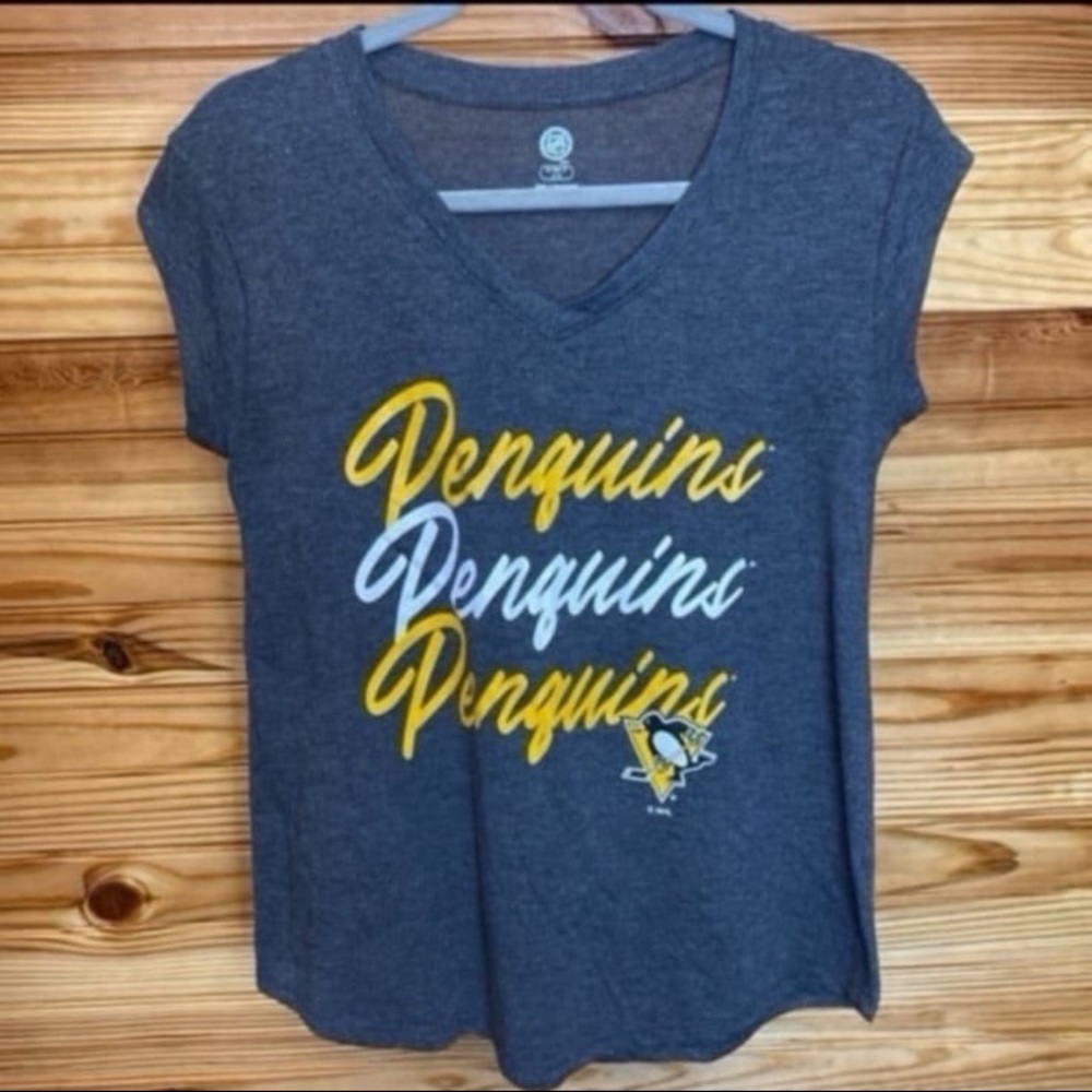 NHL Pittsburgh penguins vneck top small